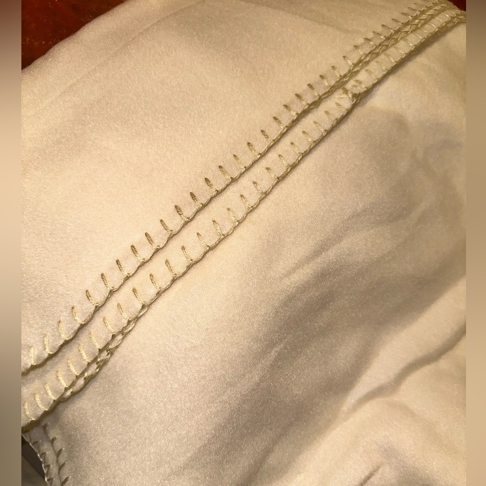 Sentimental throw blanket in Cream. New no tags - Picture 7 of 8